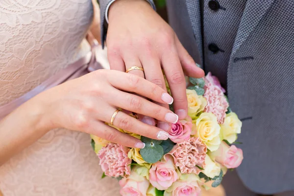 Braut Und Bräutigam Hände Mit Eheringen — Stockfoto