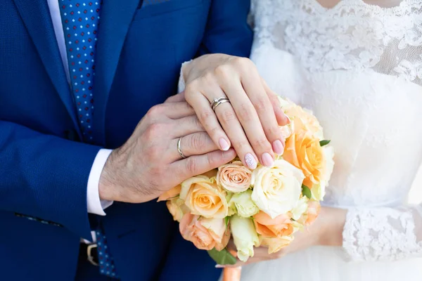 Noiva Noivo Mãos Com Anéis Casamento — Fotografia de Stock