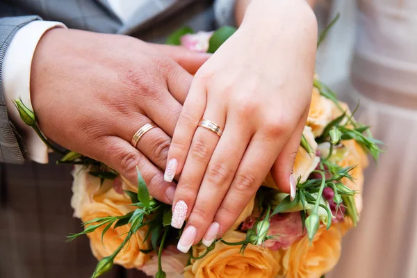 Руки Жениха Невесты Обручальными Кольцами — стоковое фото