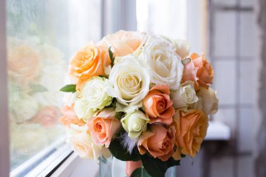 Değişik çiçek güzel gelin buketi