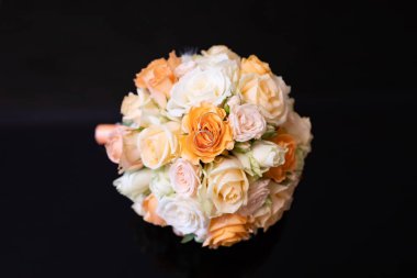 Değişik çiçek güzel gelin buketi