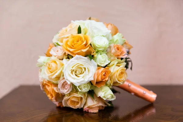 Mooie Bruids Boeket Van Verschillende Bloemen — Stockfoto