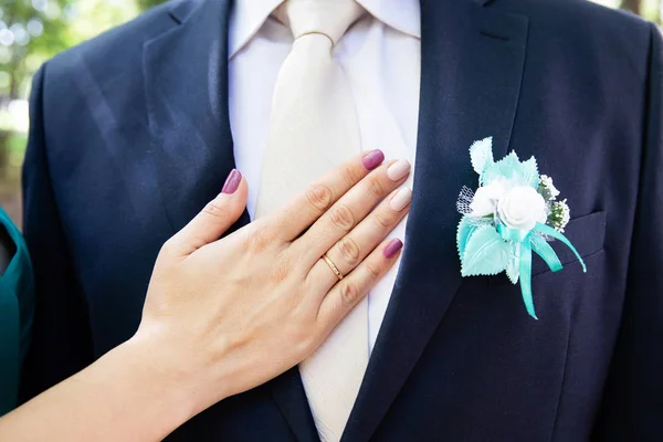新郎と花嫁の手のスーツを着て結婚式のブートニア — ストック写真