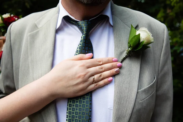 Hochzeit Boutonniere Auf Anzug Von Bräutigam Und Bräute Hand — Stockfoto