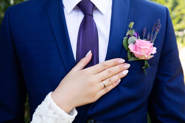 Wedding Boutonniere Suit Groom Brides Hand — Stock Photo, Image