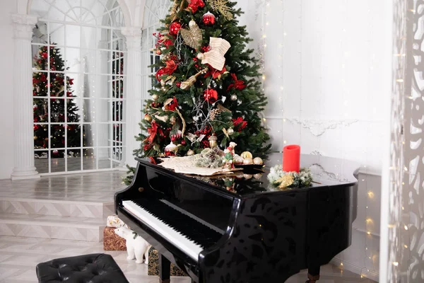 Χριστουγεννιάτικο Δέντρο Διακοσμημένο Παιχνίδια Φώτα Και Γιρλάντα Και Πιάνο — Φωτογραφία Αρχείου