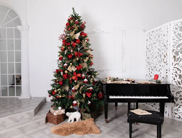 Julgran Dekorerad Med Leksaker Ljus Och Garland Och Piano — Stockfoto