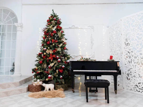 Árbol Navidad Decorado Con Juguetes Luces Guirnalda Piano —  Fotos de Stock