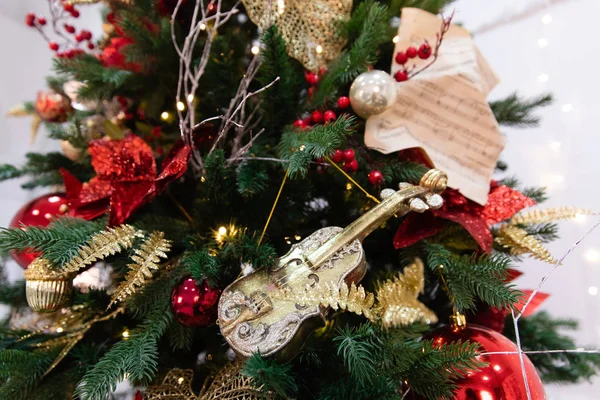 Árvore Natal Decorada Com Brinquedos Luzes Guirlanda Partituras — Fotografia de Stock