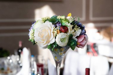 Düğün masa ile çiçek oluşturma 