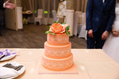 Lezzetli düğün pastası çiçeklerle süslenmiş