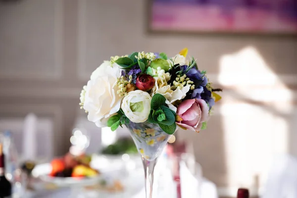 Mesa Boda Con Composición Floral —  Fotos de Stock