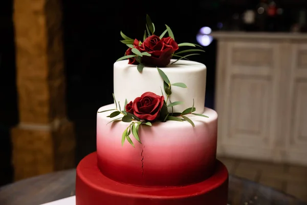 美味的婚礼蛋糕装饰鲜花 — 图库照片