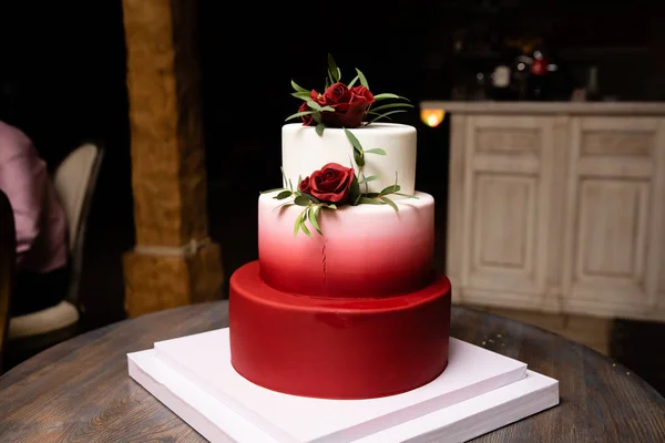 美味的婚礼蛋糕装饰鲜花 — 图库照片