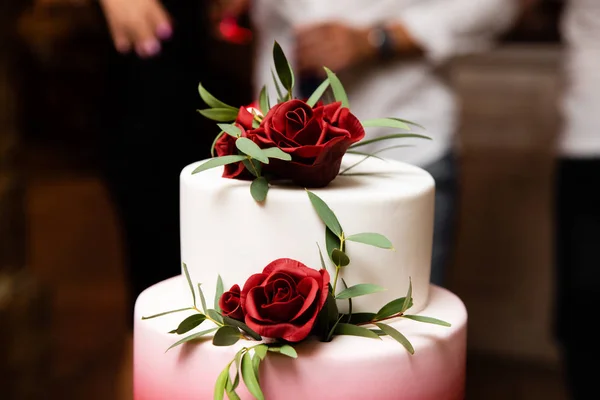Смачний Весільний Торт Прикрашений Квітами — стокове фото