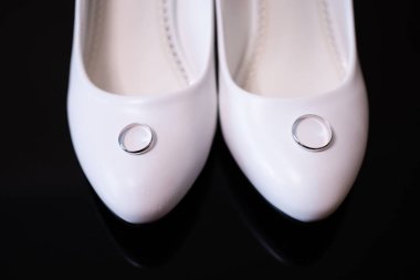 Altın alyans ve beyaz Gelin Ayakkabıları