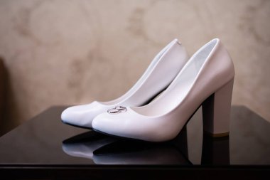 Altın alyans ve beyaz Gelin Ayakkabıları