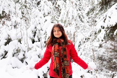 Kış orman kadında. Rus kış