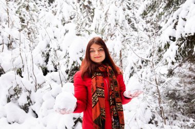 Kış orman kadında. Rus kış