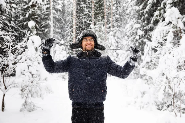 Homem Chapéu Inverno Pele Com Abas Orelha Sorrindo Retrato Extremo — Fotografia de Stock