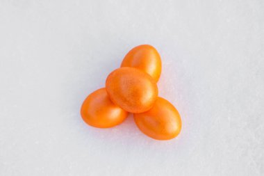 Beyaz kar üzerinde renkli Paskalya yumurtaları