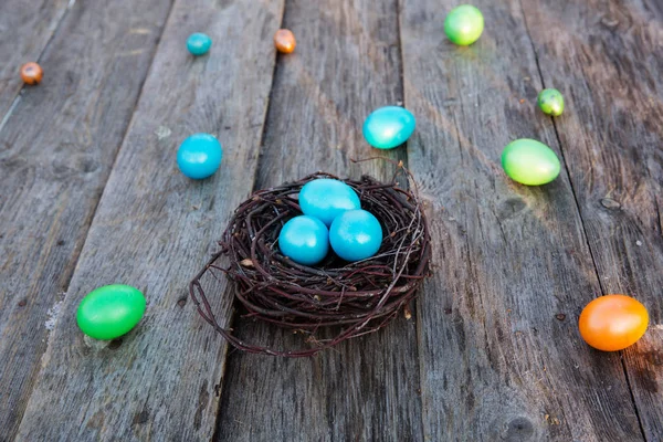 Huevos Pascua Coloridos Nido Sobre Fondo Madera —  Fotos de Stock