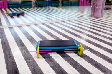 Adım platform yerdeki spor salonu