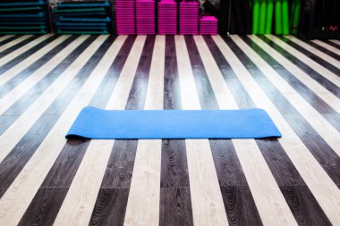 yoga mat iç ile spor