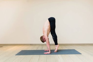 Sportif adam pratik yoga yoga sınıf