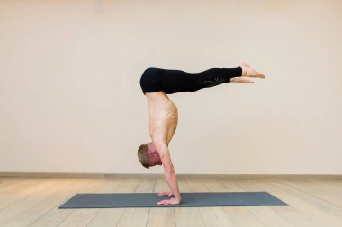 Sportif adam pratik yoga yoga sınıf