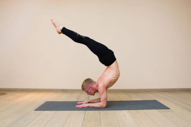 Sportif adam pratik yoga yoga sınıf