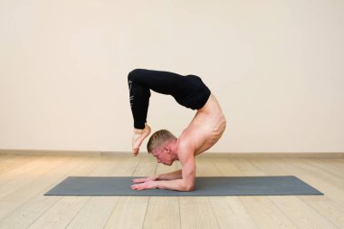 Pratik yoga yoga sınıfına sportif adam. Akrep poz