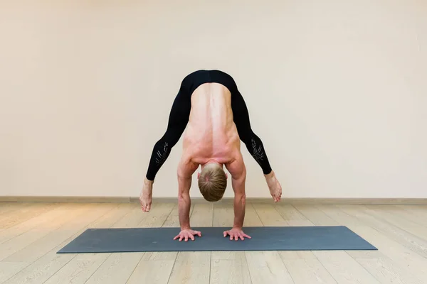 Homme Sportif Pratiquant Yoga Cours Yoga — Photo