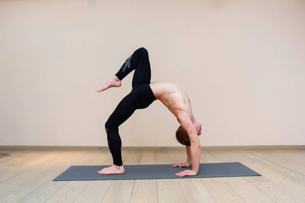 Sportif adam pratik yoga yoga sınıf