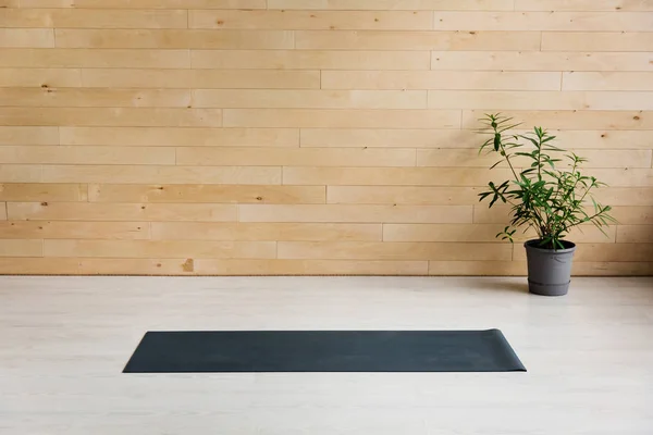 Boş yoga mat katta. Ekipman yoga için. Kavram sağlıklı yaşam tarzı