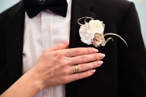 新郎のスーツと花嫁の手で結婚式のブートニア — ストック写真