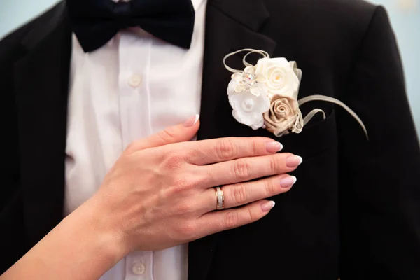 Boutonniere Boda Por Traje Del Novio Mano Novia — Foto de Stock