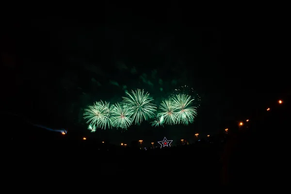 Kleurrijk Vuurwerk Zwarte Lucht Achtergrond — Stockfoto