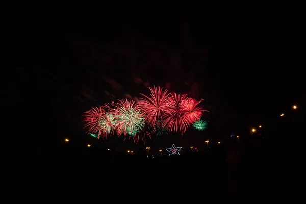 Kleurrijk Vuurwerk Zwarte Lucht Achtergrond — Stockfoto