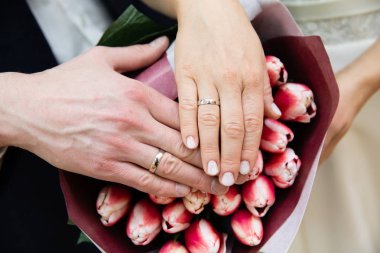 Gelin ve damat elleri ile alyans