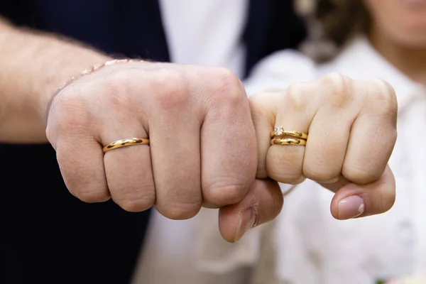 Braut Und Bräutigam Hände Mit Eheringen — Stockfoto