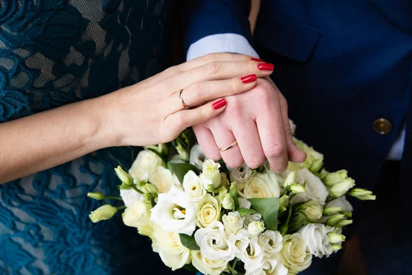 Noiva Noivo Mãos Com Anéis Casamento — Fotografia de Stock