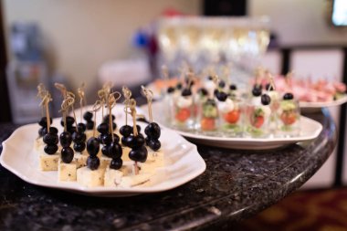 Furshet plaka restoran için kanepeler atıştırmalıklar