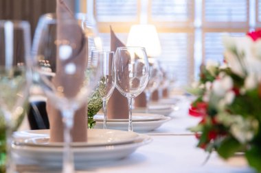 Restoran tabloyla gözlük, peçete ve çatal bıçak takımı