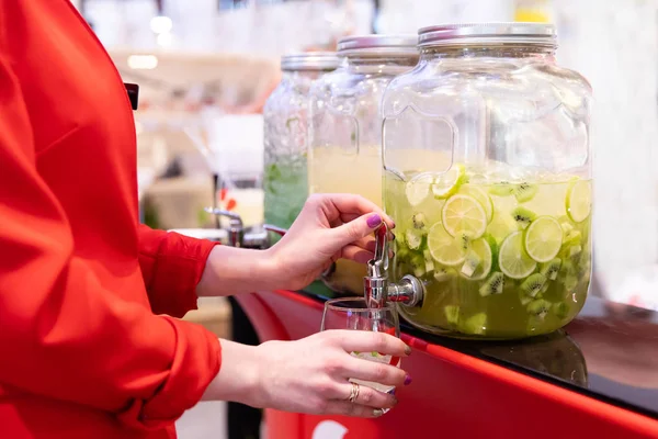 Limonata Naturale Con Frutta Bottiglia Grande — Foto Stock