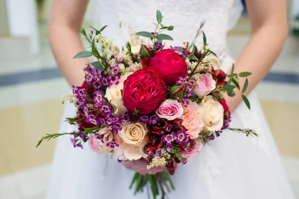 Beau Bouquet Mariage Fleurs Dans Les Mains Mariée — Photo