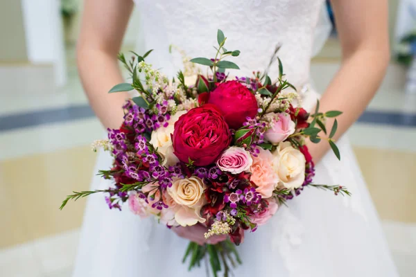 Όμορφο Γαμήλιο Μπουκέτο Από Λουλούδια Στα Χέρια Της Νύφης — Φωτογραφία Αρχείου