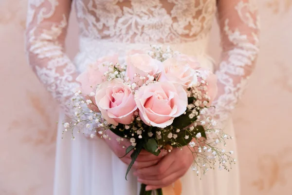 Belo Buquê Casamento Flores Nas Mãos Noiva — Fotografia de Stock