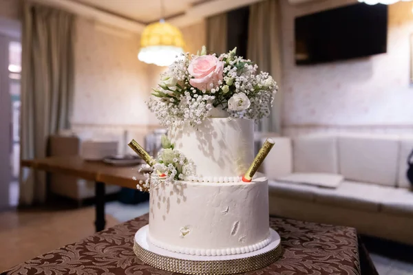 Pastel Boda Decorado Con Flores Mesa Restaurante — Foto de Stock