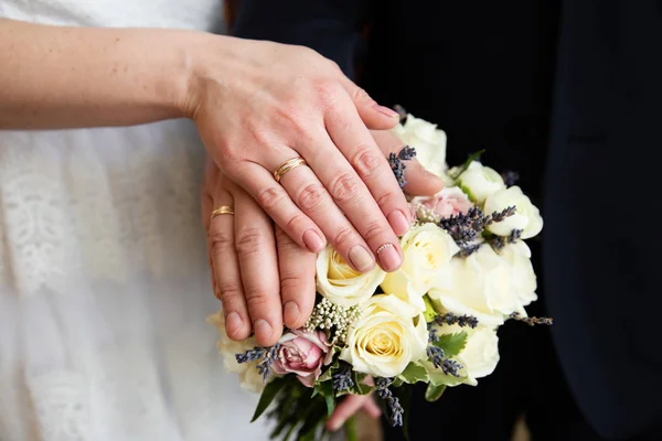 Свадебная Пара Рук Обручальными Кольцами — стоковое фото